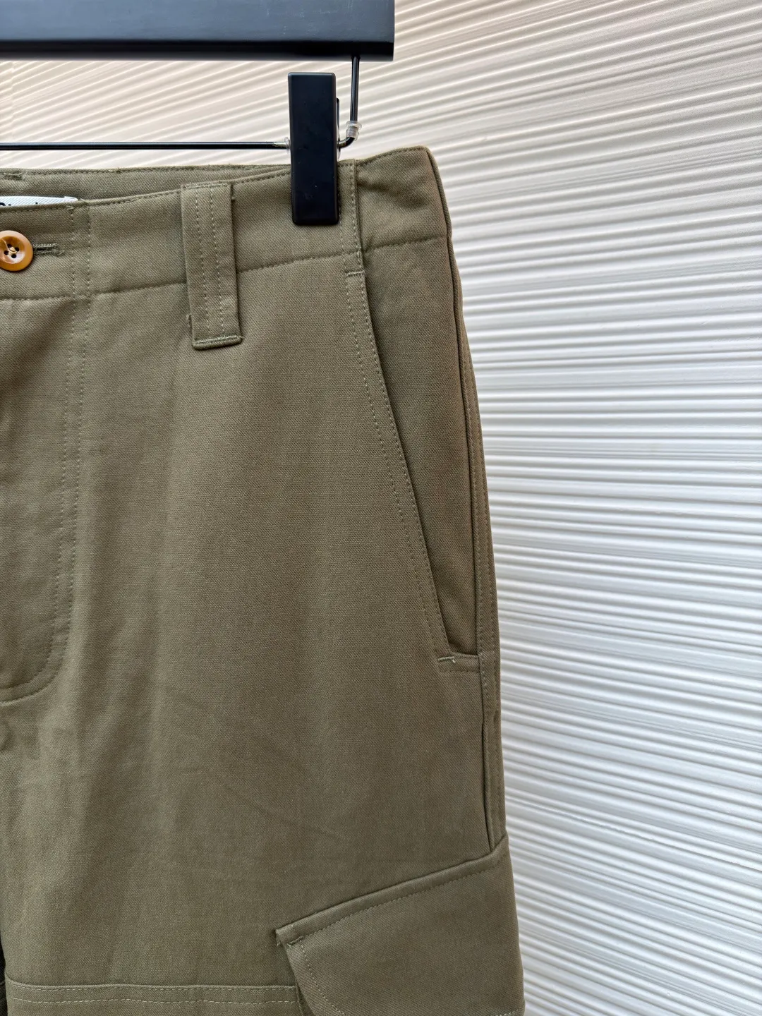 Acne Studios label work trousers ●Original version: Purchased and developed for 5100 ●Item number: 1681397-B20 ●Fabric: Finely woven fine-grain woven fabric ●Technology: Heavy-duty washing and production ●Color: Khaki ●Version: Fitted version ●Weight: about 865g ●Size: S-M-L-XL ●Description: Customized fine-grain woven luxury, excellent texture, comfortable and skin-friendly Khaki green interprets a new level of fashion. It comes from the color of nature. The Acne Studios label is decorated on the pocket to add the finishing touch. It adds brand recognition. It is practical and adds a tough temperament to the workwear style. The toughness is blended with low-key luxury. Showing a casual attitude, the template machine opens the bag. The preset template guides the position, shape and size of the bag opening. The accuracy ensures the quality of the bag opening effect. Heavy-duty washing of cloth batches Heavy-duty washing of cloth batches uses industrialized washing equipment and methods through a combination of physical and chemical means. Improve cleanliness and soft feel. The overall wiring is straight and delicate, the fabric is comfortable and soft, and the color is consistent without color difference. It can be matched with the same style to create a fashionable look and control various occasions. Customized accessories, complete with three standards, same style for men and women!